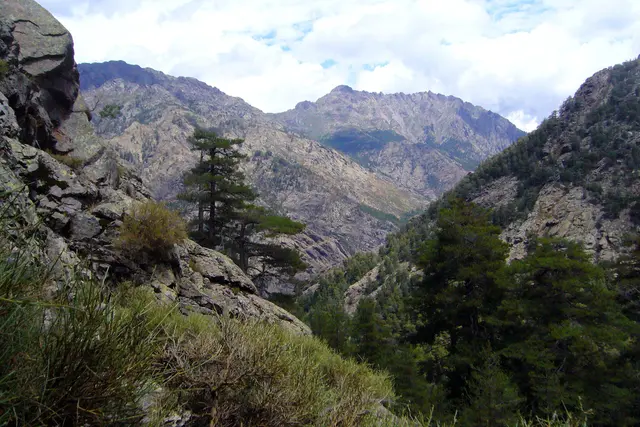Doch nach drei Tagen am Meer wollen wir was anderes sehen. Die Berge rufen uns zu Wanderungen in reizvoller Landschaft. Damit lassen wir auch die Hitze hinter uns. Um die 25 Grad sind angenehmer.