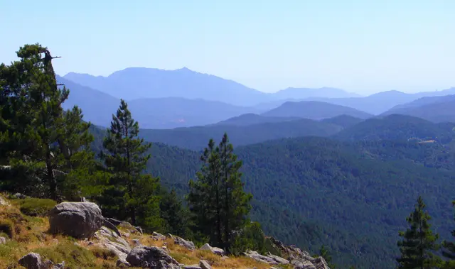 Sanfte Berghänge und wildes Felsgeklüft machen den Reiz des Gebirges aus.