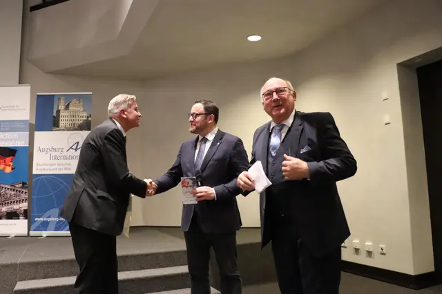 von links Dr. Josef Braml, Matthias Fink, Dietmar Paun  | Foto: Marianne Stenglein