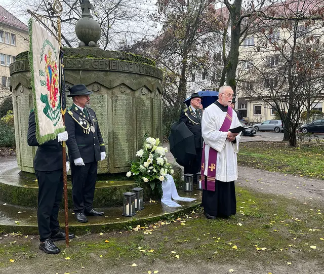 Gedenkfeier zum Volkstrauertag am Ehrenmal auf dem Alten Döhrener Friedhof