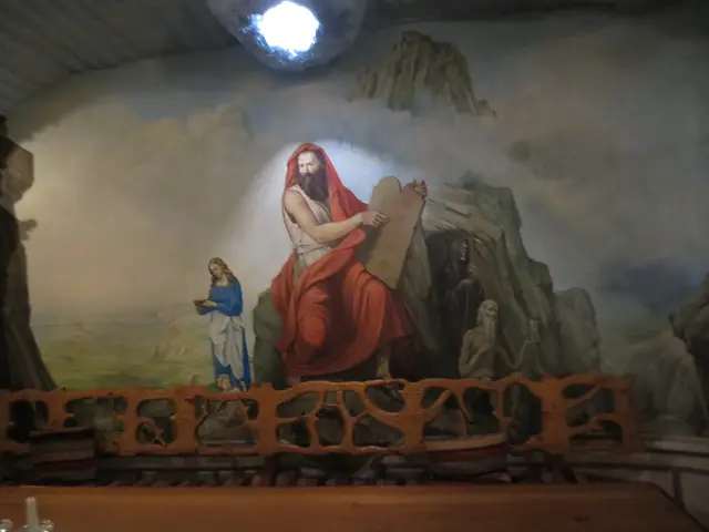 Ein Bild von Moses, wo er die Tafel mit den 10 Geboten bekommen hat.