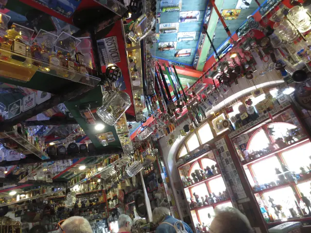 Hier sind Krüge und kleine Flaschen zu sehen.