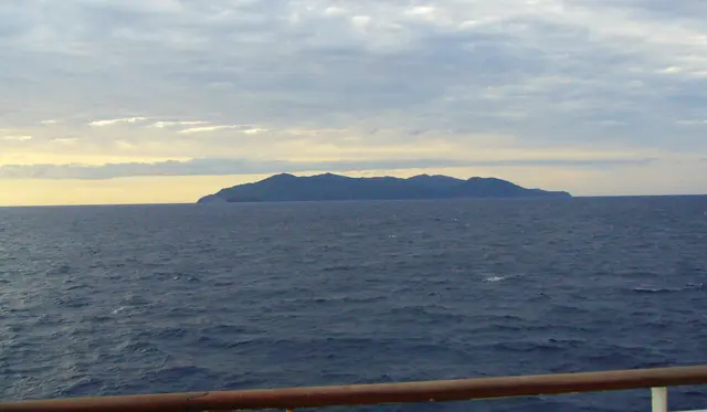 Schon die Überfahrt macht Spaß. Wir passieren die eine oder andere Insel.