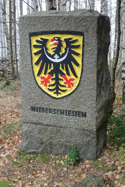 10 Gedenksteine mit den einzelnen Wappen der ehem. Ostgebiete gibt es um dem Kreuz des deutschen Osten