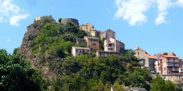 Darunter erstreckt sich die malerische Altstadt mit ihren engen Gassen, in denen am Abend an den vielen Lokalen ein reges Treiben herrscht.