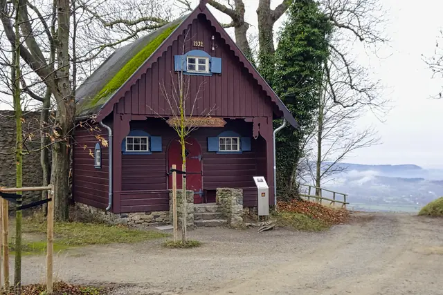 seit 1932 befindet sich dieses Ausstellungshaus auf dem Plateau des Großen Burgberges