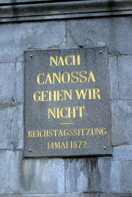  der Ausspruch  Bismarcks befindet sich an der Canossa - Säule
