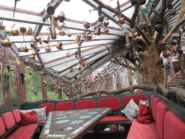 Die Veranda mit oder Glocken .oder  hängenden Krügen.