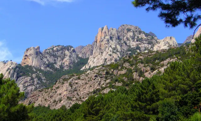 Die steilen Granitwände sind ein gutes Klettergebiet.