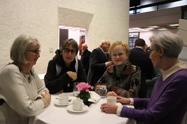 Augsburg International Mitglieder bei der Kaffeepause, in der Mitte, Vizepräsidentin Heike Abend-Sadeh | Foto: Marianne Stenglein