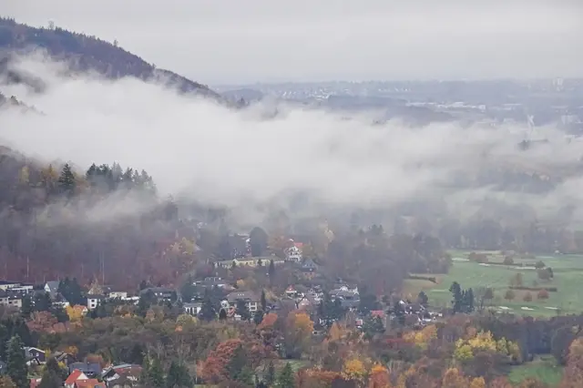 Blick vom Großen Burgberg auf Bad Harzburg mit sich auflösenden Nebelschwaden