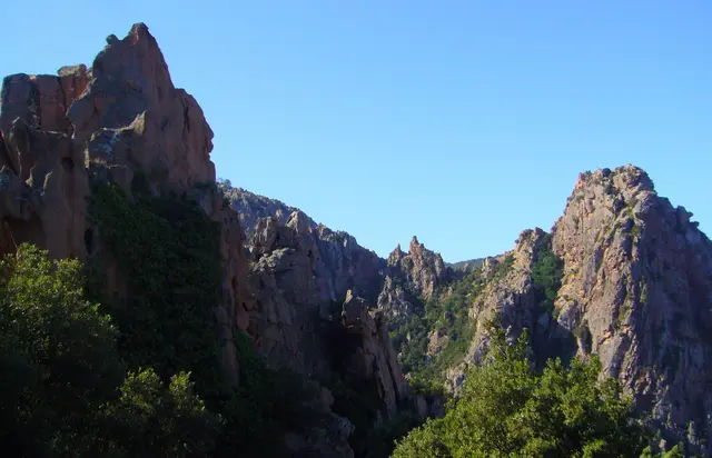 Die Landschaft mit den bizarren Felsen gehört zum Weltnaturerbe der UNESCO.