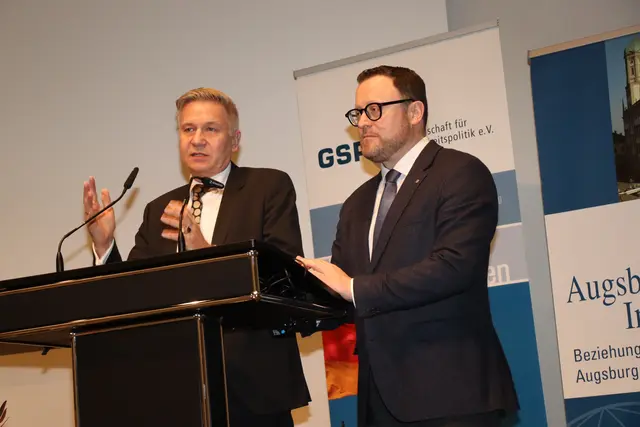 Dr. Josef Braml neben Matthias Fink Präsident von Augsburg International e.V. beim 9. Augsburger Sicherheitsdialog | Foto: Marianne Stenglein