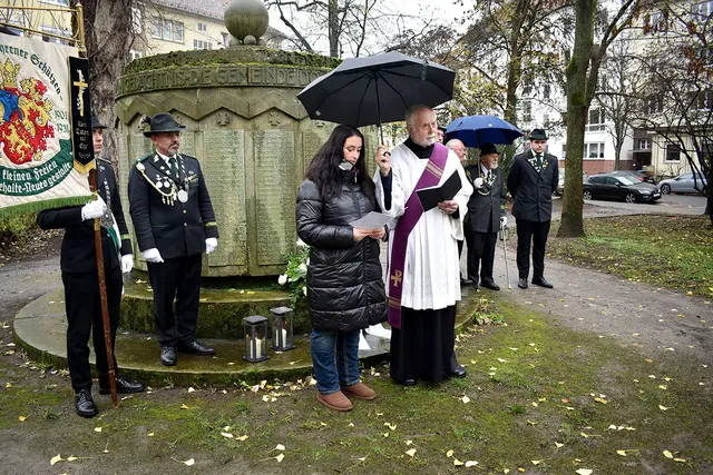 Gedenkfeier zum Volkstrauertag am Ehrenmal auf dem Alten Döhrener Friedhof