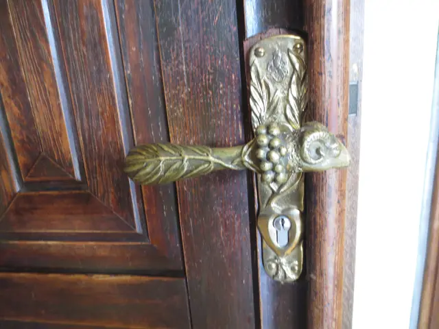 Ein Türgriff mit verschiedenen Mustern.