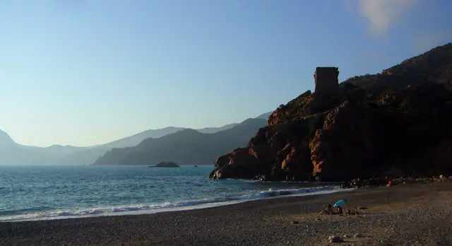 Bei Porto an der Westküste wird die Landschaft von rotem Granit geprägt.