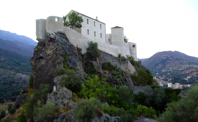 Von der Zitadelle hat man einen schönen Blick auf die umliegende Berglandschaft. 
