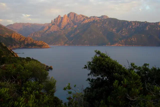 Im Abendlicht färben sich die Granitfelsen rot ein. 