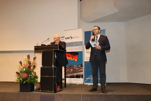 Max Erdmann neben Matthias Fink Präsident von Augsburg International e.V. beim 9. Augsburger Sicherheitsdialog | Foto: Marianne Stenglein