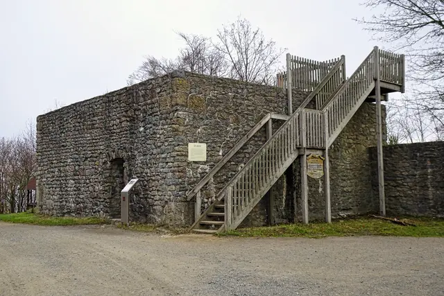 Rest des Burgturms mit beachtlichen Außenmaßen