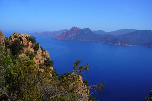 Aus der Höhe geht der Blick auf die Bucht von Porto.