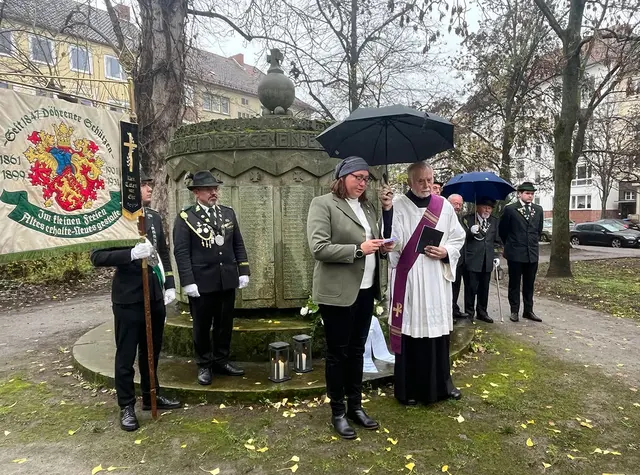 Gedenkfeier zum Volkstrauertag am Ehrenmal auf dem Alten Döhrener Friedhof
