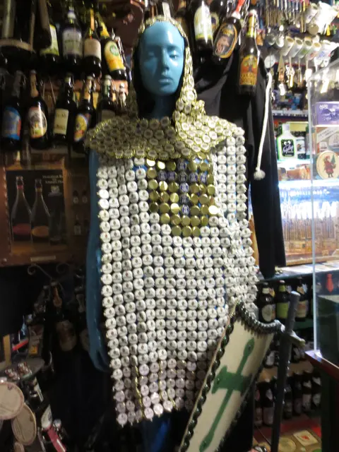 Die Rüstung ist bestimmt sehr schwer .Im Hintergrund die Bierflaschen Sammlung