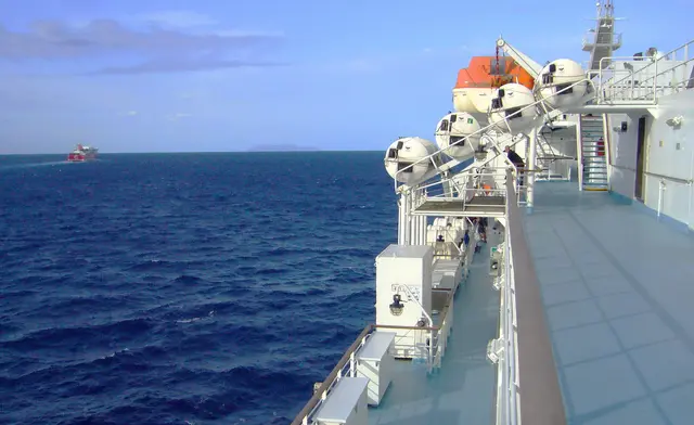 Von Livorno in Italien dauert die Fahrt mit der Fähre etwa sechs Stunden.