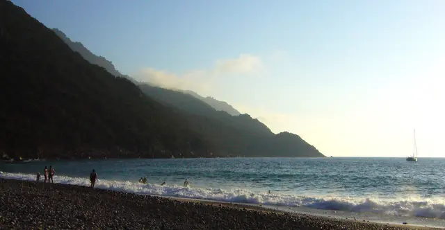 Wenig Menschen, das Rauschen der Wellen und viel Natur.