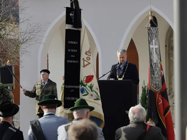 Friedbergs Erster Bürgermeister Roland Eichmann fand in seiner Gedenkrede Worte, die die Anwesenden nachdenklich machten. Er berichtete von einer offiziellen ukrainischen Delegation in Friedberg, die davon erzählten, wie sie ihre Heimat gegen einen Aggressor verteidigen.  | Foto: Achim Lüders