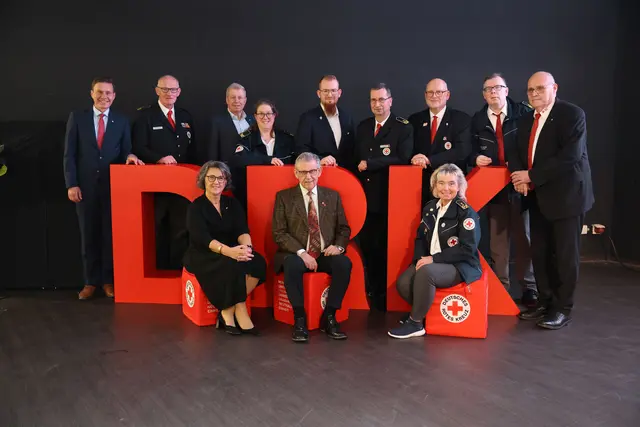 Erste Reihe (v.li.) Nilgün Özel (Vizepräsidentin), Dr. Fritz Baur (Präsident), Tanja Knopp (Landesrotkreuzleiterin) Zweite Reihe (v.li.) Dr. Hasan Sürgit (Vorstand), Reiner Bluhm (stv. Landesrotkreuzleiter), Moritz Krawinkel (Landesschatzmeister), Anika Knutti (stv. Landesrotkreuzleiterin), Ole Hanke (Jugendrotkreuz-Landesleitung), Dr. Uwe Devrient (Landesarzt), Heinz-S. Gosman (Landesjustitiar), Thorsten Junker (Landesrotkreuzleiter), Heinz-Wilhelm Upphoff (Vizepräsident) | Foto: Claudia Zebandt / DRK-Landesverband Westfalen-Lippe