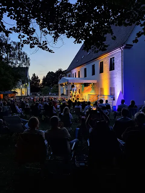 Das Sommer 100-Konzert der Bands The Grimmettis und Milksnitte lockte viele Besucherinnen und Besucher in den Schulgarten in Mittelstetten.  | Foto: Marilena Eberle