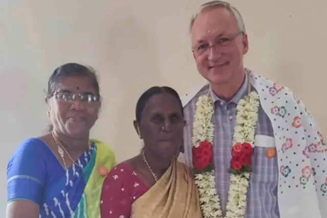 Anastasia (Mitte) hat Dank Kolping eine Toilette - hier mit einer Freundin aus der Kolping Spargruppe und Kolping Diözesanpräses Wolfgang Kretschmer (rechts).