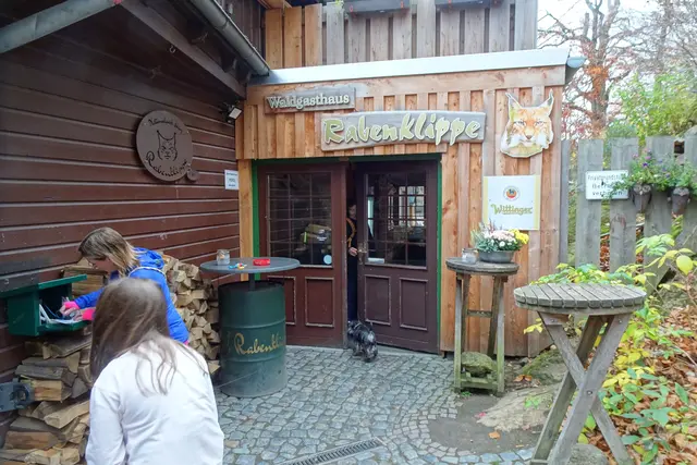 Eingang Waldgaststätte Rabenklippe mit Stempelstelle der Harzer Wandernadel