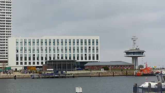 Blick rüber zum Maritim, aja Resort und dem Lotsenturm