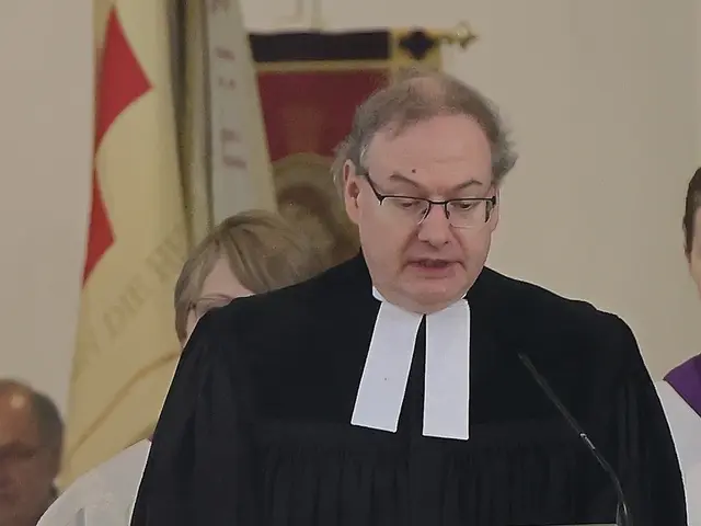 Die Gedenkmesse fand unter Beteiligung der Evangelischen Gemeinde Der Gute Hirte statt. Pfarrer Dr. Falko von Saldern las aus der Heiligen Schrift.  | Foto: Achim Lüders