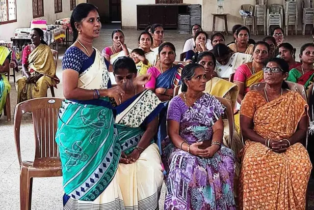 Kamala berichtet von den Erfolgen der Kolpingfrauen von Pannur. Sie selbst hat sich dank Kolping zwei Kühe leisten können und ein kleines Geschäft aufgebaut.