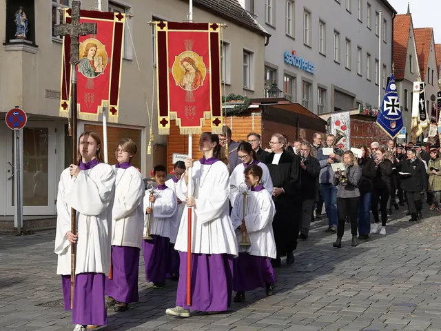 Mit dem Kirchenzug, begleitet von der Stadtkapelle Friedberg und dem Kirchenchor, ging es nach der Gedenkmesse zum Mahnmal am Friedensplatz.  | Foto: Achim Lüders