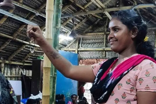 So berichtet die 20-jährige Yesuamma, wie sie mit ihrer Kolpig Spargruppe Fußkettchen herstellt und auf dem Markt verkauft. Für ihre Zukunft wünscht sie sich nichts sehnlicher als „ohne Schulden zu leben und glücklich sein“.  