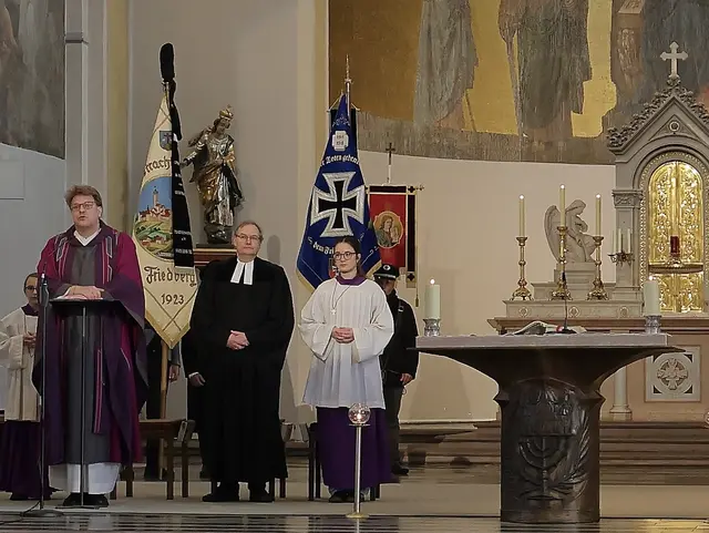 Vor dem Totengedenken am Mahnmal versammelten sich die Teilnehmenden in der Stadtpfarrkirche St. Jakob zum Gedenkgottesdienst, der musikalisch vom Kirchenchor St. Jakob unter der Leitung von Monika Trinkl-Peters gestaltet wurde.  | Foto: Achim Lüders
