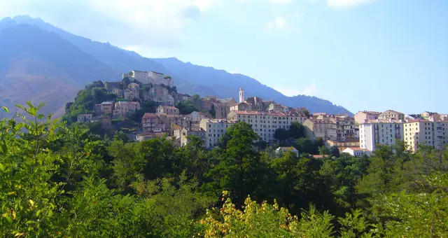 Corte ist die einzige Stadt im Inneren der Insel. Sie versteht sich als heimliche Hauptstadt.
