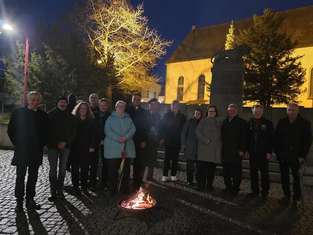 Das Friedensfeuer ist eine Veranstaltung zum Volkstrauertag, die gemeinsam von der Stadt Gersthofen, allen Pfarreien und dem Jugendbeirat vor zwei Jahren Jahr ins Leben gerufen wurde. | Foto: Stadt Gersthofen