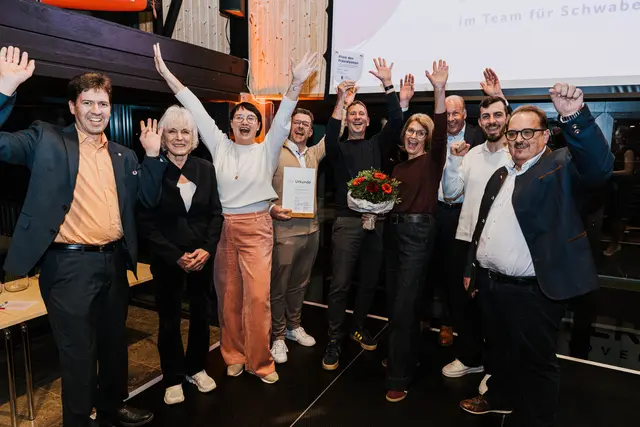 Stolzer Sieger-Verein: Der TSV Firnhaberau freut sich über den Preis des Präsidenten und 5.000 Euro Preisgeld.  | Foto: Tobias Atzkern