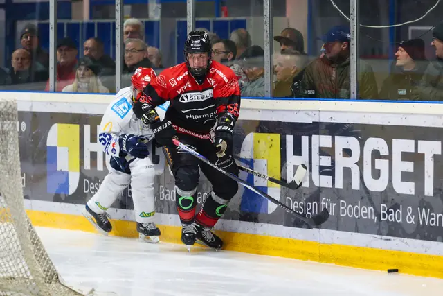 Königsbrunns Königstranfer Niklas Länger (in schwarz) wechselte vor dem ersten Punktspiel zum EHC. | Foto: Dietmar Ziegler