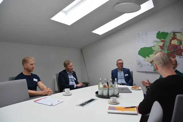 Erster Bürgermeister Richard Greiner im Workshop mit Amtsleitern und Verwaltungsmitarbeitern aus den Partnerstädten Markkleeberg und Neusäß. | Foto: Isabella Eichner