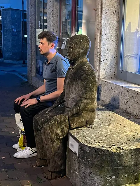 Andrey Godik, Solo-Oboist der Münchner Philharmoniker, fühlte sich wohl neben der Skulptur in Friedbergs Innenstadt.