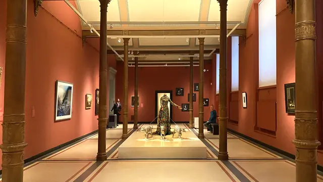 Highlight im Ausstellungsraum 1: Die kopflose Dame mit ihren drei Raubkatzen aus dem Jahr 2001. Foto: Helmut Kuzina