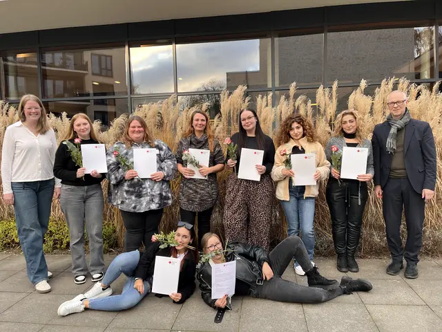 Die acht erfolgreichen Absolventinnen mit der zuständigen IBK-Bildungsreferentin Lena Teigeler (links) und dem Dozenten Graham Lewis (rechts) | Foto: IBK