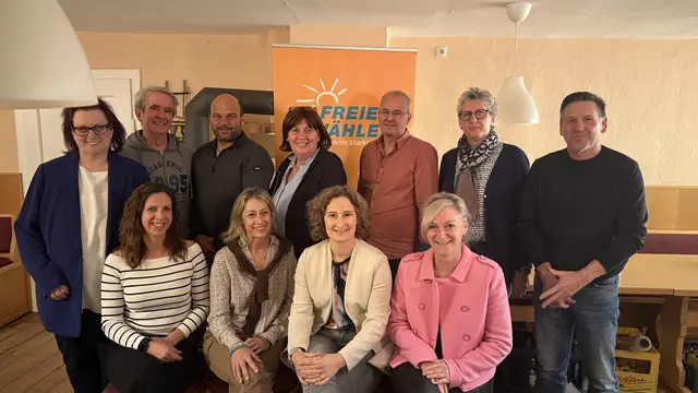 von hinten links: Claudia Schuster (Kreisvorsitzende der Freien Wähler), Kurt Wolff, Stefan Kramer, Hildegard Steiner, Johannes Strempfl, Brigitte Welzhofer, Rudolf Jehmiller
erste Reihe links: Jasmin Kindler, Evelyn Renz, Marina Jakob, Margot Steppich
 | Foto: Dominik Jehmiller