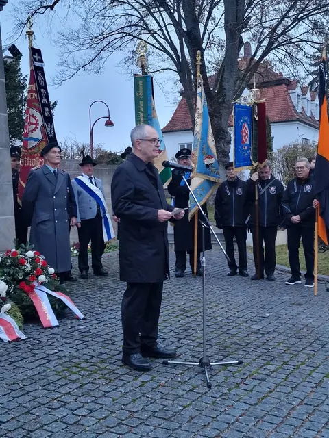 Michael Wörle, Erster Bürgermeister, hielt vor der Pfarrkirche St. Jakobus eine Ansprache. | Foto: Stadt Gersthofen